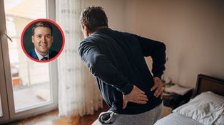 Z pozoru niewinne nawyki mogą niszczyć kręgosłup. Lekarz wymienił najgorsze