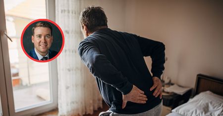 Z pozoru niewinne nawyki mogą niszczyć kręgosłup. Lekarz wymienił najgorsze