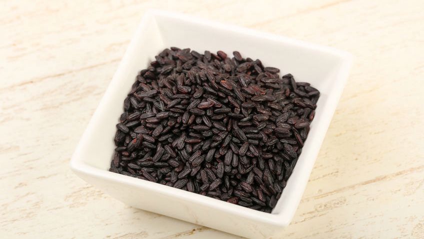 Czarny ryż to jedna z mniej popularnych odmian ryżu. Ma głęboki czarny kolor i łagodny, orzechowy smak.