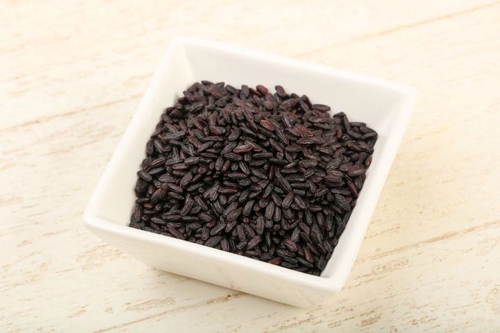 Czarny ryż to jedna z mniej popularnych odmian ryżu. Ma głęboki czarny kolor i łagodny, orzechowy smak.