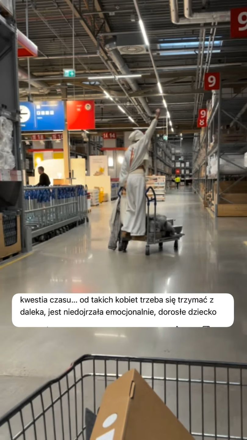 "Niezależna singielka" Sandra Kubicka nadaje z zakupów