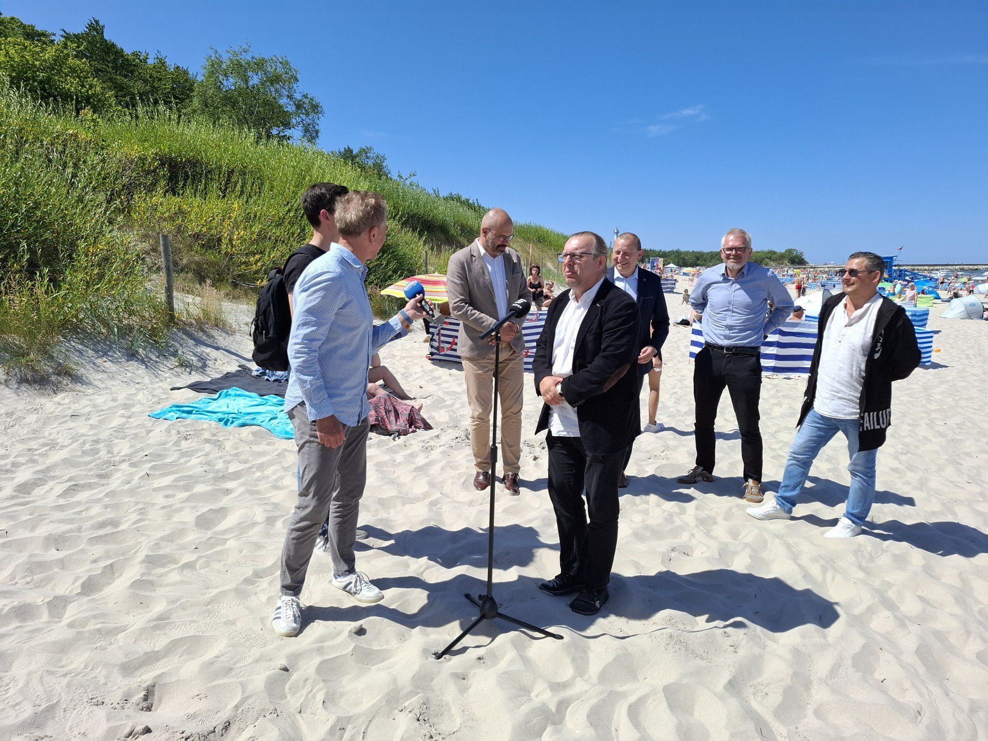 Konferencja burmistrza Ustki, Jacka Maniszewskiego, na plaży wschodniej w Ustce.