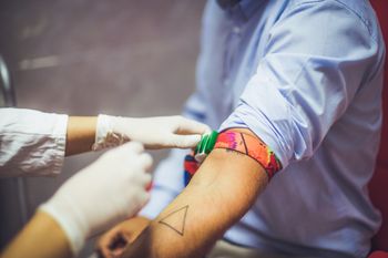 "Rzecz kompletnie absurdalna". Odmówił jej pobrania krwi przez tatuaże