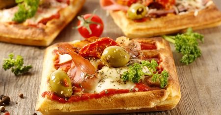 Na kolację robię wytrawne tosty. Przypominają pizzę, ale ciasto jest o wiele prostsze