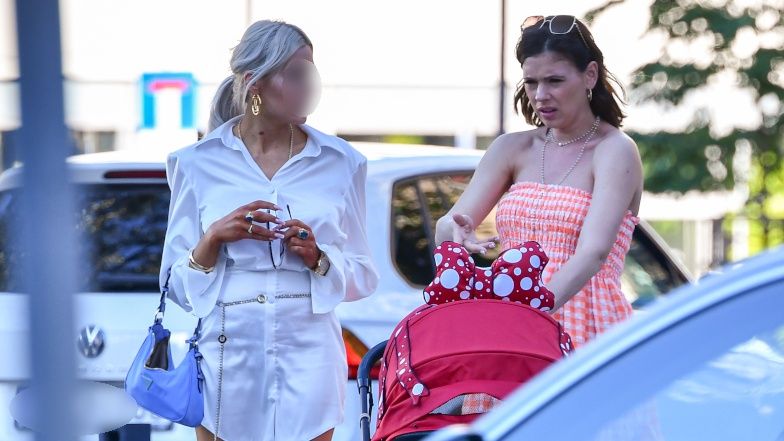 Klaudia Halejcio na lodach z rodziną i przyjaciółmi