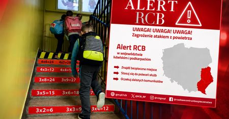 Uczniowie w piwnicach po alercie RCB. Wójt: dzieci na pewno wrócą do domu wystraszone