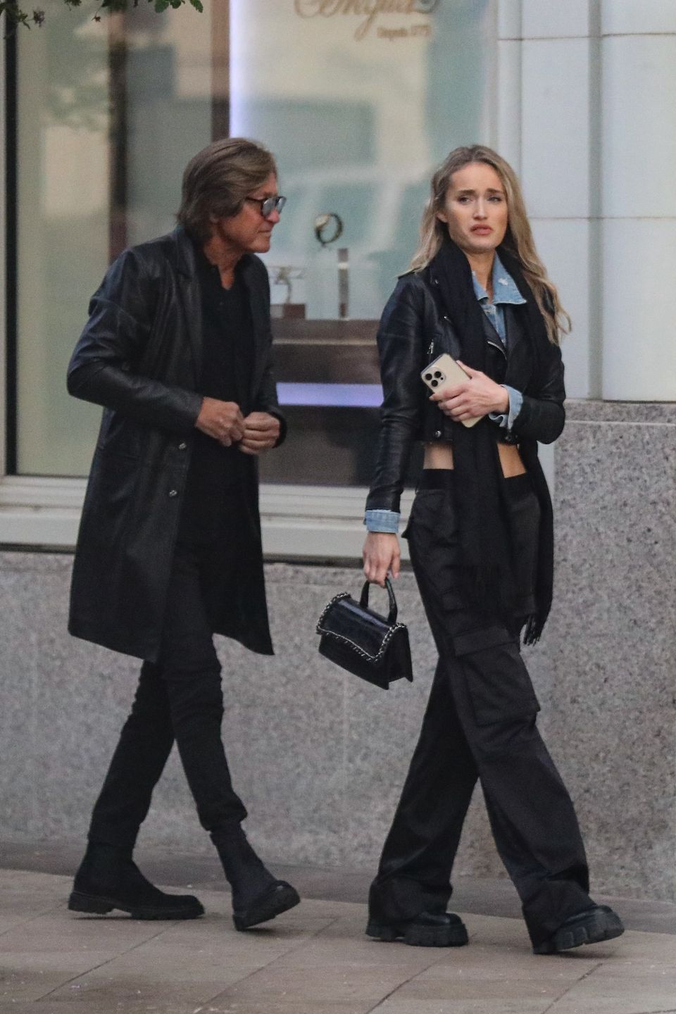 Mohamed Hadid "przyłapany" na buszowaniu po sklepach z o 42 lata młodszą modelką
