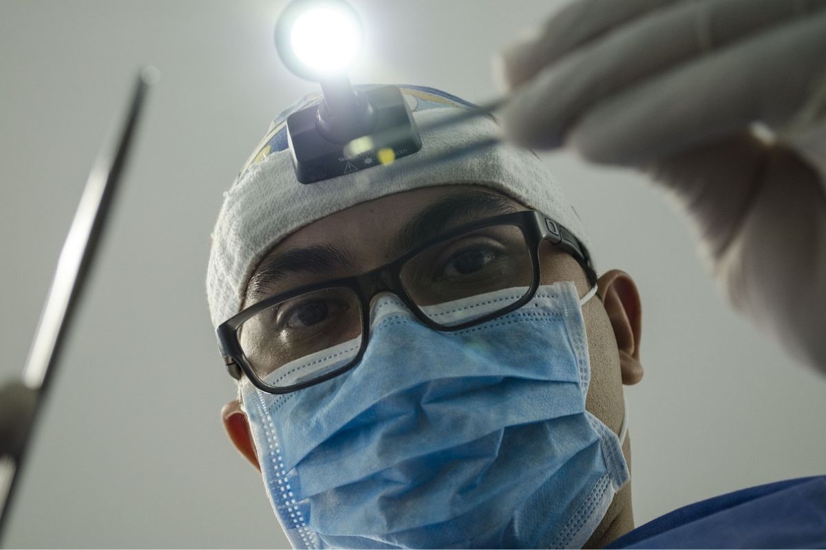 The dentist explains how long after a tooth extraction one can drink coffee.