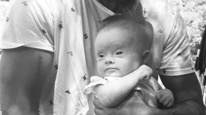 Odrzuciło ją 20 rodzin. Albę adoptował samotny mężczyzna