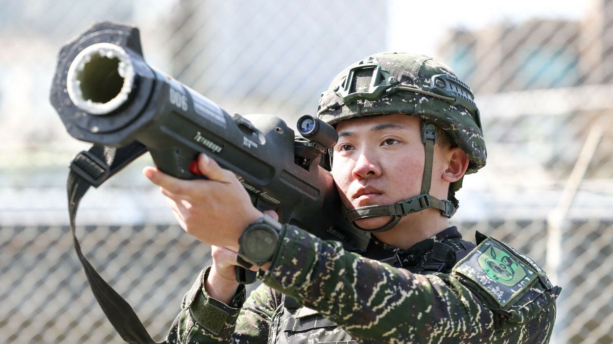 Archiwum zagraniczne East News 2025-03
A Taiwanese solider holds a Kestrel rocket launcher as Taiwan's President Lai Ching-te visits the troops taking part in the Rapid Response Exercise at the Songshan military airbase in Taipei on March 21, 2025. (Photo by I-Hwa Cheng / AFP)
I-HWA CHENG