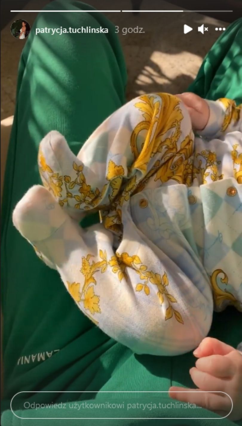 Patrycja Tuchlińska prezentuje ujęcia synka w śpioszkach Versace