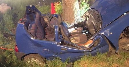 Porczyny. Wjechał do rowu, uderzył w drzewo. Z auta zerwało dach