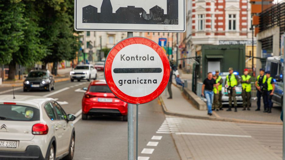 Zgorzelec, 07.07.2025. Przejście graniczne Zgorzelec-Goerlitz, 7 bm. Tymczasowa kontrola osób została przywrócona od 7 lipca 2025 r. do 5 sierpnia 2025 r. na granicy państwowej z Republiką Federalną Niemiec i z Republiką Litewską. (ad) PAP/Tomasz Golla