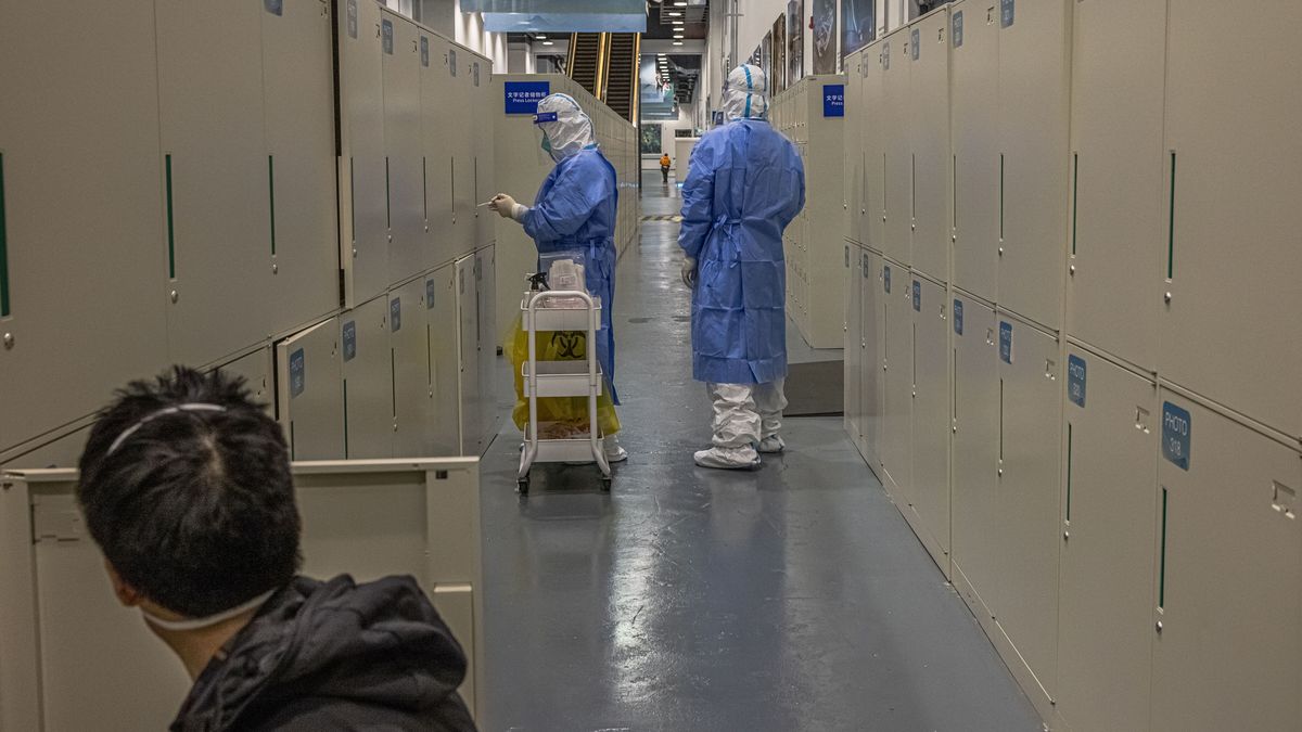 epa09732881 Workers wearing protective gear examine journalists' lockers for Covid-19 trace at the Olympic main media centre, which is part of the Olympic COVID-19 'bubble', during the Beijing 2022 Olympic Games in Beijing, China, 06 February 2022.  EPA/ROMAN PILIPEY Dostawca: PAP/EPA.