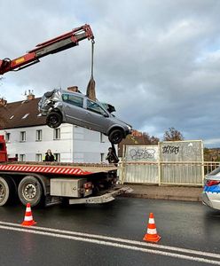 18-latka za kierownicą. Opel spadł z wiaduktu