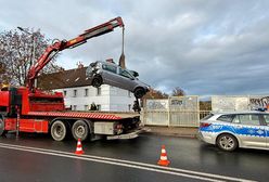 18-latka za kierownicą. Opel spadł z wiaduktu