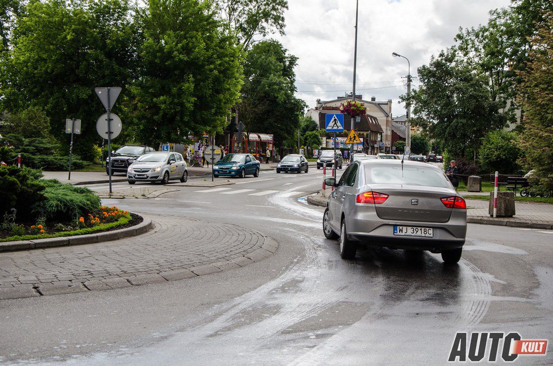 Użycie na rondzie lewego kierunkowskazu daje innym kierowcom konkretną informację co do twoich zamiarów