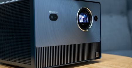 Teraz możesz zabrać kino ze sobą – recenzja projektora laserowego Hisense C1