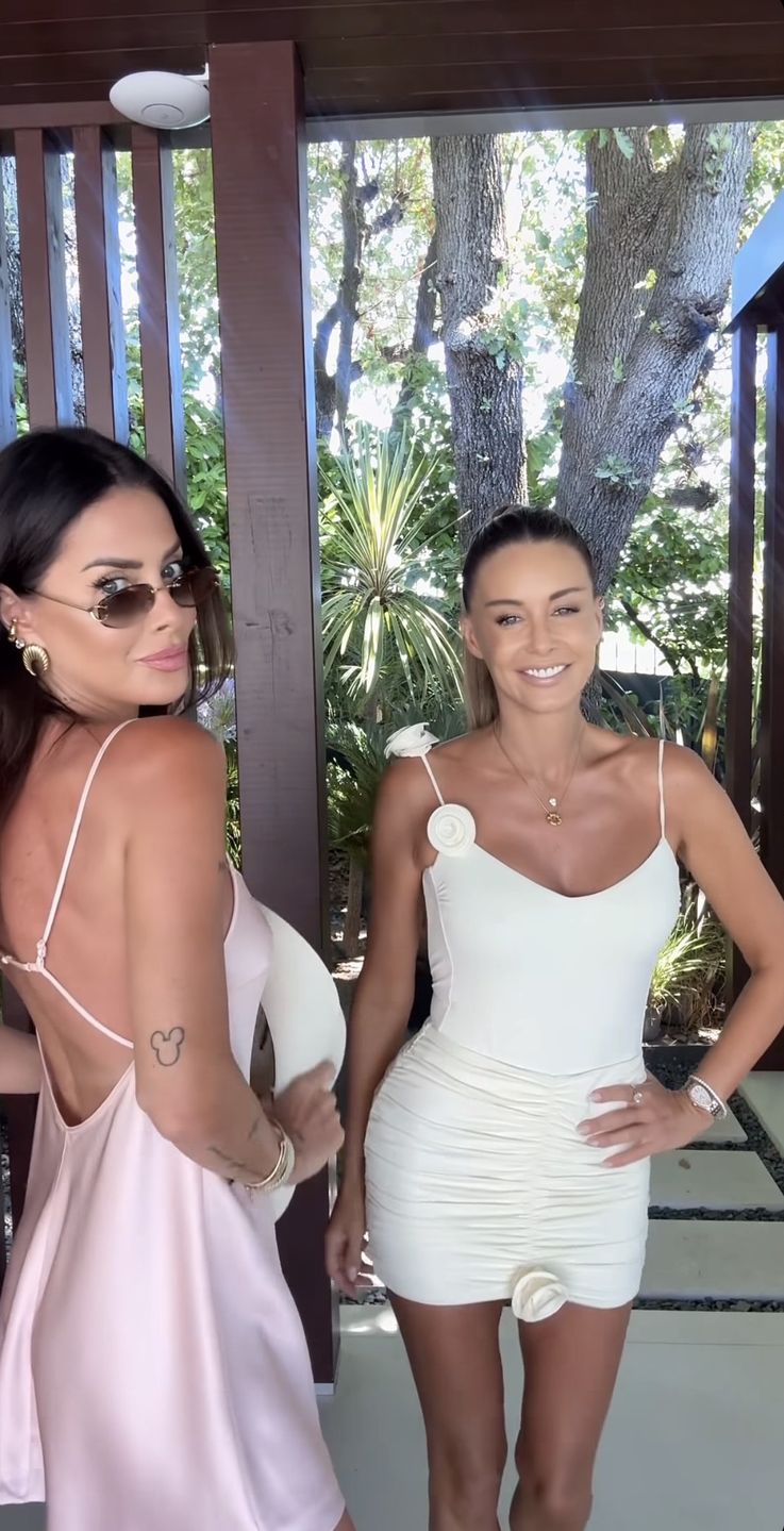 Małgorzata Rozenek i Magda Pieczonka wdzięczą się przed lustrem