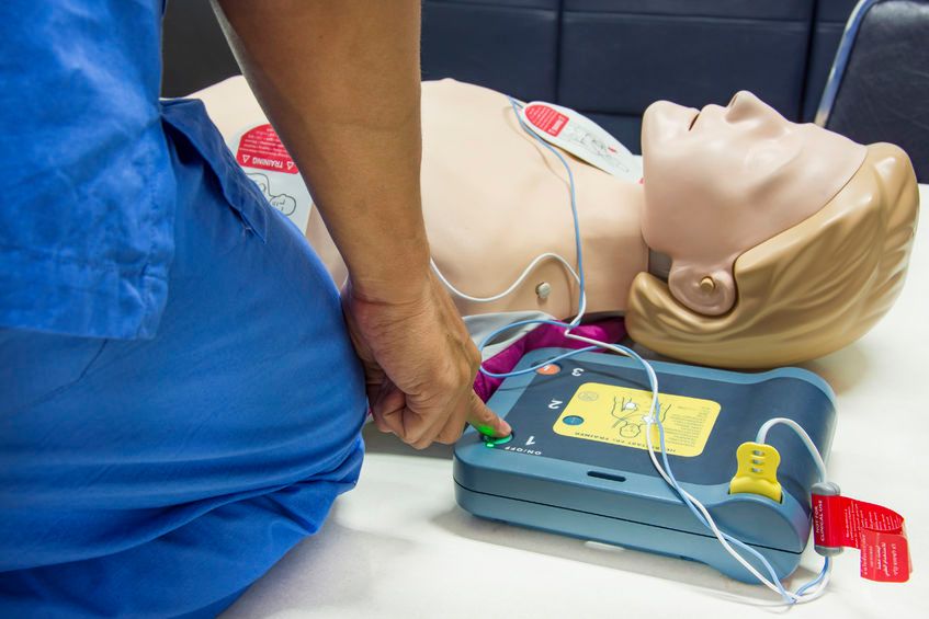 Defibrylacji można nauczyć się na kursie z pierwszej pomocy, który znacząco podnosi naszą wiedzę i umiejętności