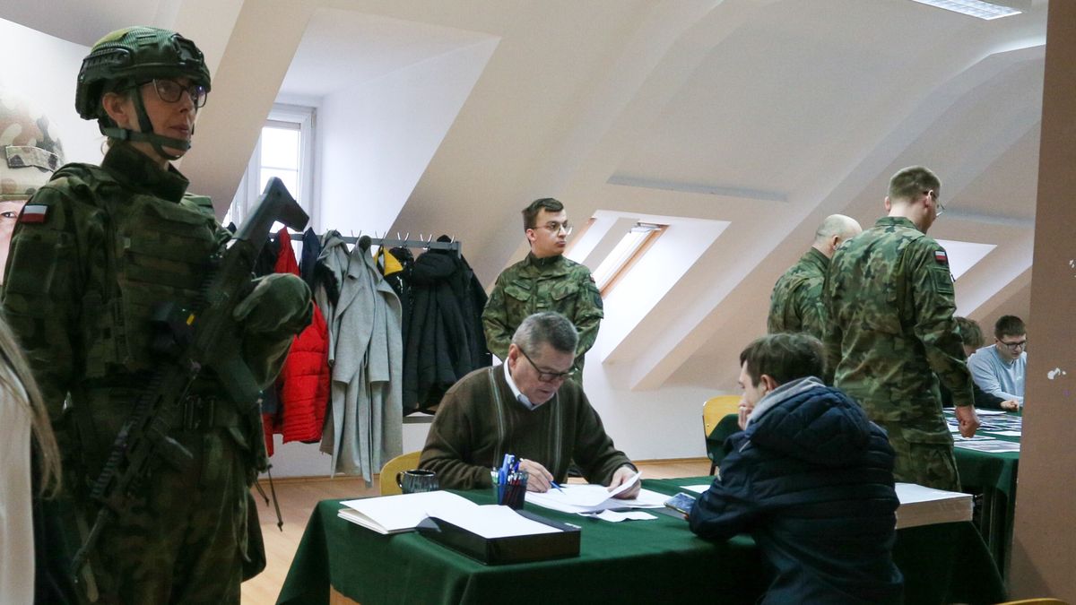 Kwalifikacja wojskowaGorz�w Wielkopolski, 03.02.2025. Kwalifikacja wojskowa dla powiatu gorzowskiego w budynku Domu Studenta AWF Gorzowie Wielkopolskim, 3 bm. (jm) PAP/Lech Muszy�skiLech Muszy�skiDom Studenta AWF, Kwalifikacja wojskowa, wojsko