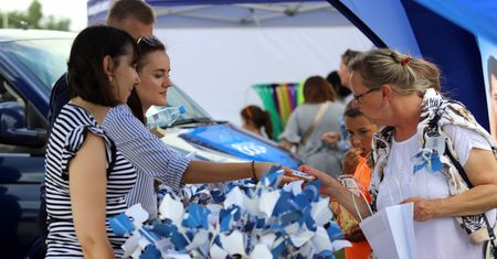 "Chcą przekupić ludzi". Jak PiS wprosił się na lokalną imprezę i promował 800 plus