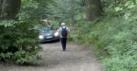 Incydent u stóp Zamku Grodno. Kierowca władował się na alejkę dla pieszych