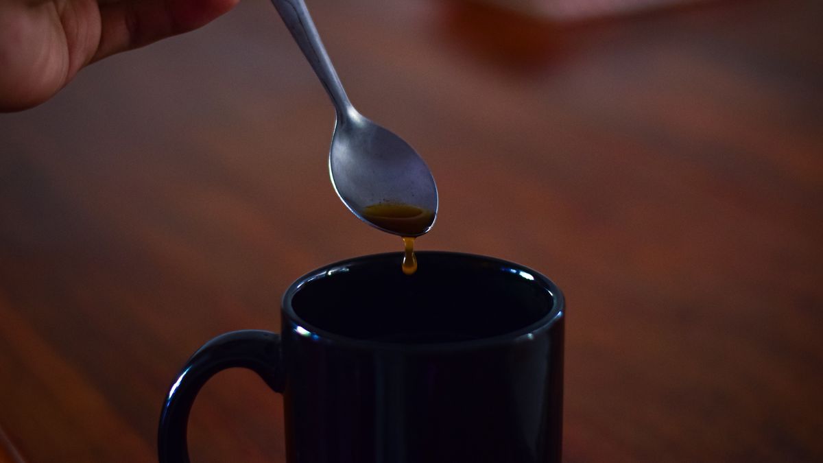 Close-Up Of Hand Pouring Coffee In CupPhoto taken in Chiang Rai, ThailandPattanasit Sangsuk / EyeEm