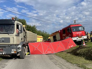 Olszyny: 11-latek na hulajnodze wjechał pod koła ciężarówki