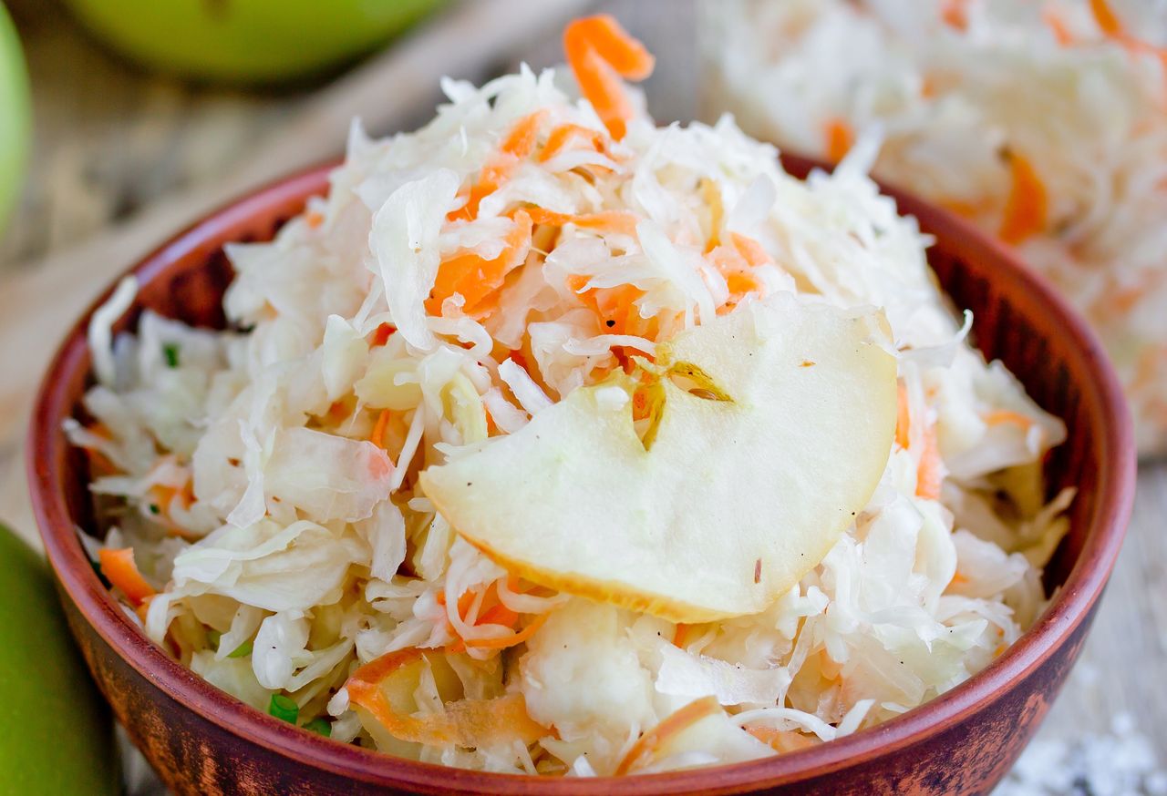 Do kiszonej kapusty dodaję dwa owoce. Surówka wychodzi niesamowicie soczysta