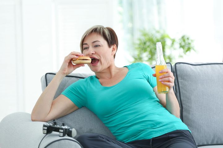 Siedzący tryb życia i złe nawyki żywieniowe niszczą nasze zdrowie