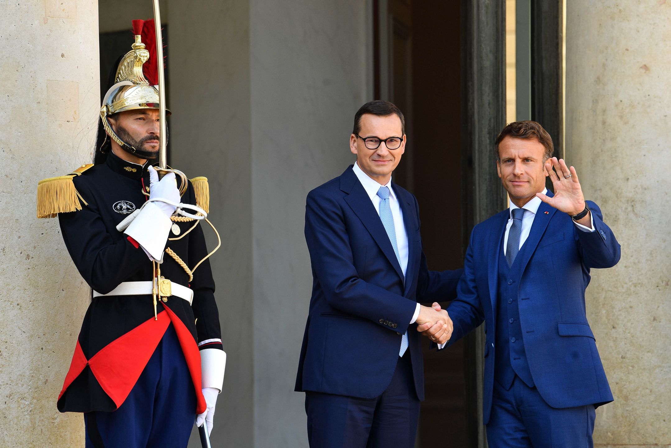 Paryż, Francja, 29.08.2022. Premier RP Mateusz Morawiecki (2L) i prezydent Francji Emmanuel Macron (P) podczas spotkania, 29 bm. w Paryżu. Głównym tematem rozmowy polskiego premiera z francuskim prezydentem były relacje dwustronne oraz najważniejsze kwestie z agendy europejskiej. (sko) PAP/Radek Pietruszka