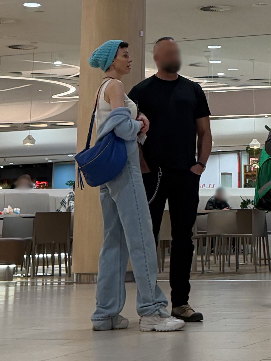 Maja Hirsch podczas wizyty w centrum handlowym