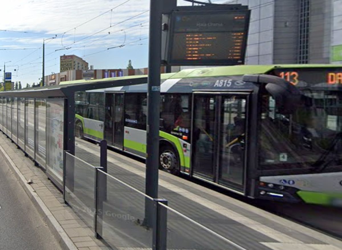 Mieli znieważyć starszą kobietę w autobusie. Jej syn wziął sprawy w swoje ręce