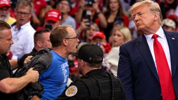 Sceny na wiecu Trumpa. Policja wyprowadziła kilka osób. Mamy nagranie