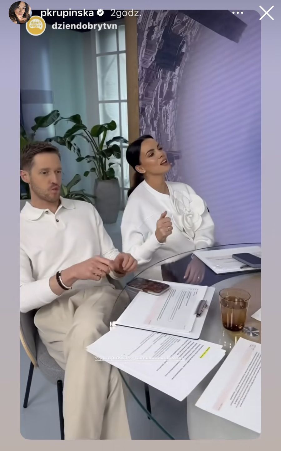 Paulina Krupińska w białej bluzie