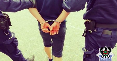 Oława. Zadał kilka ciosów nożem i dusił ofiarę łańcuchem. 36-latek w areszcie