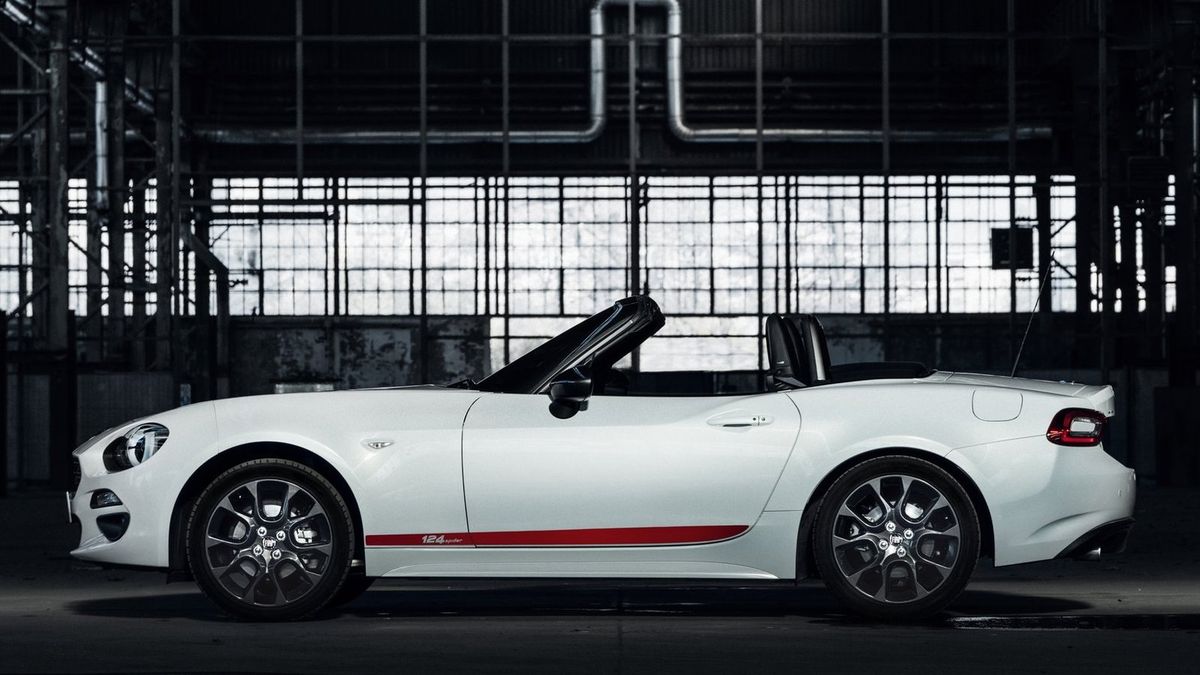 Pakiet stylistyczny Mopara obejmuje belki chroniące pasażerów przed skutkami dachowania i obudowy lusterek wykonane z polerowanej stali, a także specjalnie przygotowany dla tej wersji wzór aluminiowych obręczy kół o średnicy 17 cali. Na karoserii widać czerwony pasek, podkreślający sportowy charakter samochodu, z kolei jego pochodzenie podkreślają maleńkie plakietki w kolorystyce włoskiej flagi.