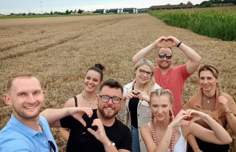 Uczestnicy "Ślubu od pierwszego wejrzenia" pozują wśród zbóż