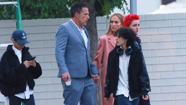 Zakłopotani obecnością paparazzi Jennifer Lopez i Ben Affleck trzymają się za ręce, krocząc z dziećmi do szkoły. Kryzys minął? (FOTO)