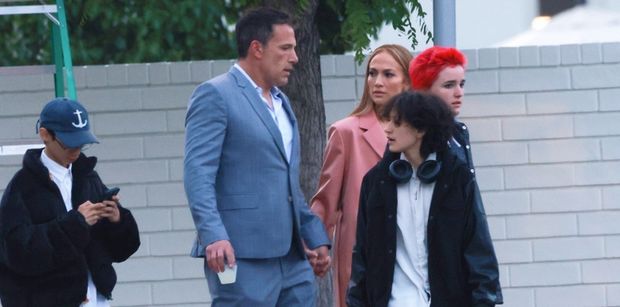 Zakłopotani obecnością paparazzi Jennifer Lopez i Ben Affleck trzymają się za ręce, krocząc z dziećmi do szkoły. Kryzys minął? (FOTO)