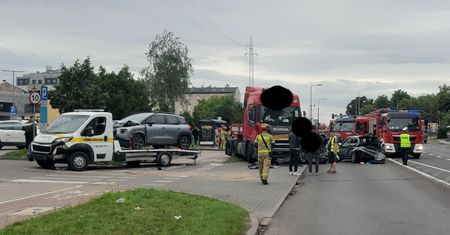 Dramatyczny wypadek. Ciężarówka taranowała auta stojące w korku