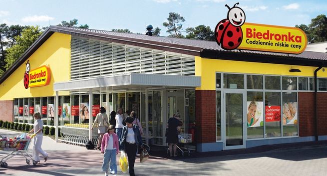 Biedronka stawia w tym roku na małe sklepy i sprzedaż online. Zapowiada podwyżki