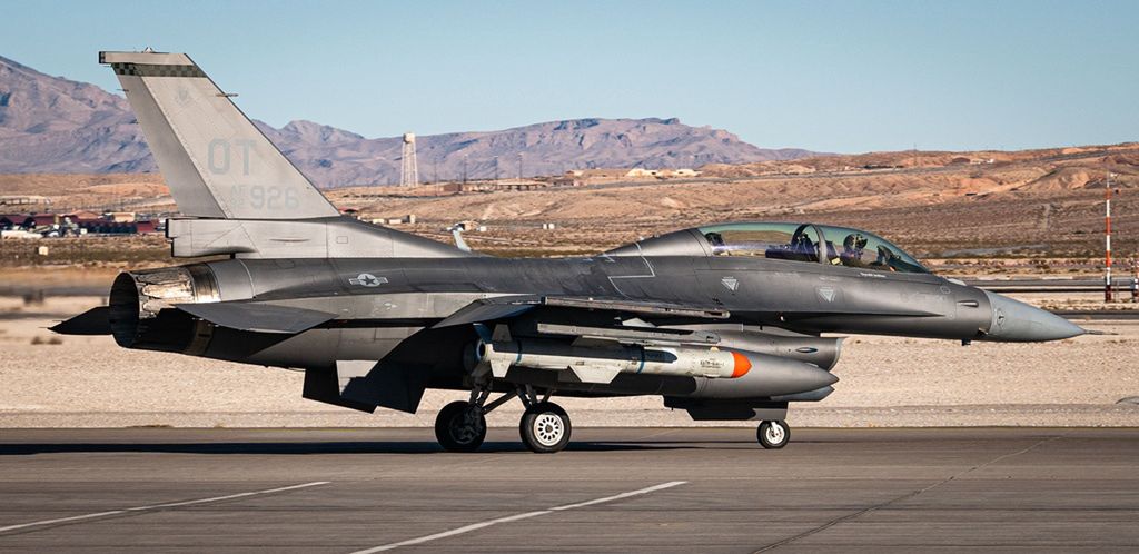 F-16D z pociskiem przeciwokrętowym AGM-84 Harpoon.