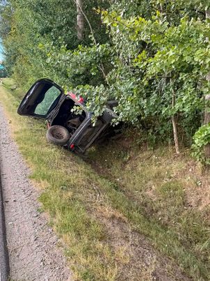 Cegielnia: 53-latek z blisko 2 promilami uderzył w autobus i uciekł do lasu. Miał sądowy zakaz prowadzenia!
