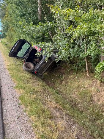 Cegielnia: 53-latek z blisko 2 promilami uderzył w autobus i uciekł do lasu. Miał sądowy zakaz prowadzenia!