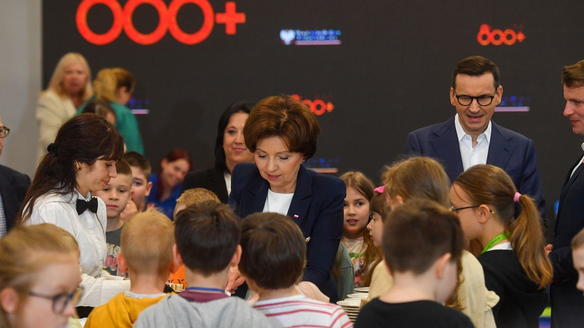 Otwock, 15.05.2023. Premier Mateusz Morawiecki (P) i minister rodziny i polityki społecznej Marlena Maląg (C) na obchodach Międzynarodowego Dnia Rodzin, 15 bm. w Szkole Podstawowej nr 12 w Otwocku. (aldg) PAP/Piotr Nowak