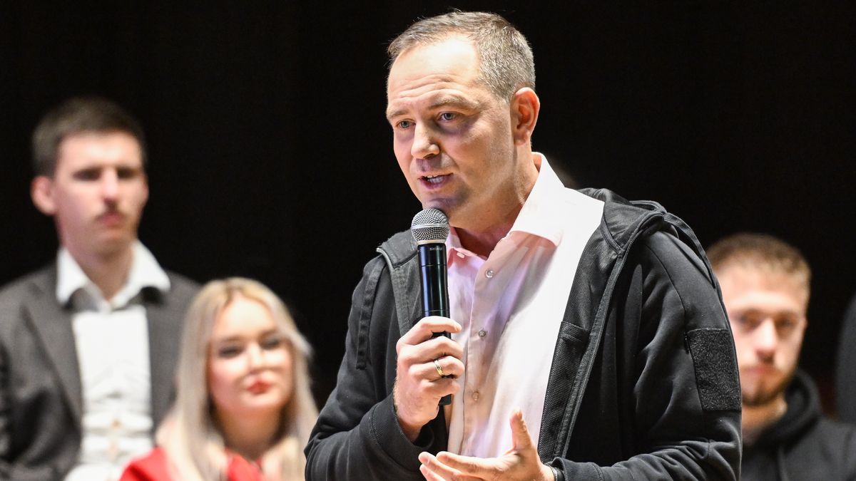 Lublin, 07.12.2024. Kandydat Komitetu Obywatelskiego w przyszłorocznych wyborach na prezydenta RP, popierany przez Prawo i Sprawiedliwość, prezes Instytutu Pamięci Narodowej Karol Nawrocki (C) podczas spotkania z sympatykami w Filharmonii im. Henryka Wieniawskiego w Lublinie, 7 bm. (amb) PAP/Wojtek Jargiło