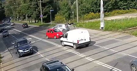 Kolizja samochodów. Jedno z aut uderzyło rowerzystę
