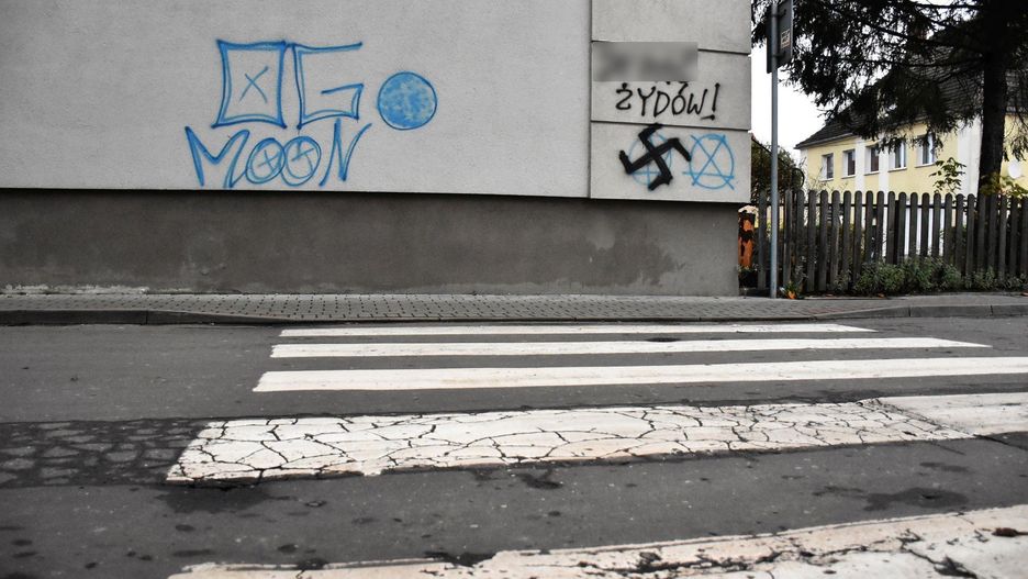 Rasistowskie napisy na ulicy Chopina w Malborku